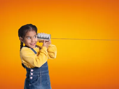 Mädchen mit Schnurtelefon