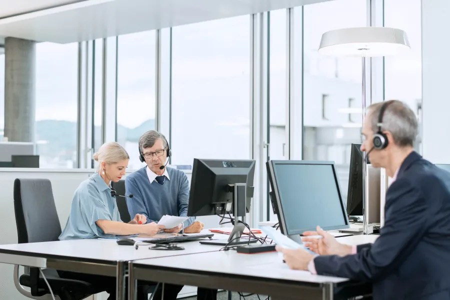Mitarbeitende beim Telefonieren