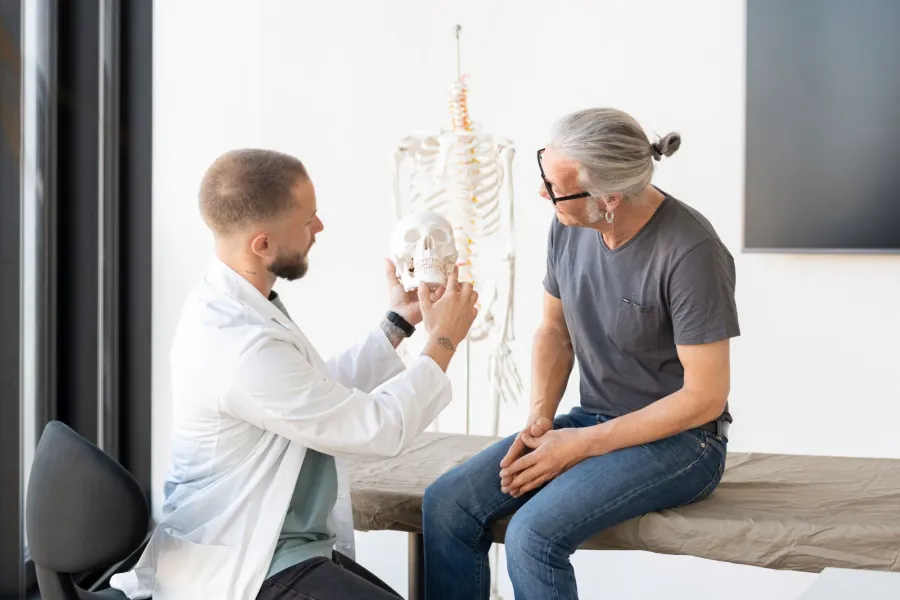 Arzt berät Patient