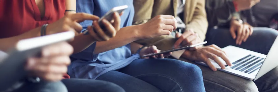 Mehrere Personen mit Tablets