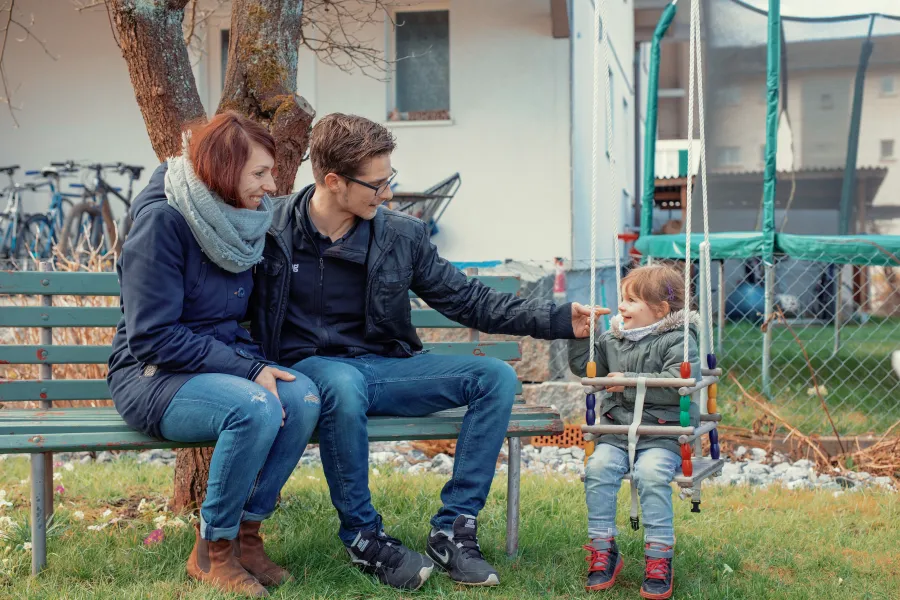 Familie mit Kind in Schaukel