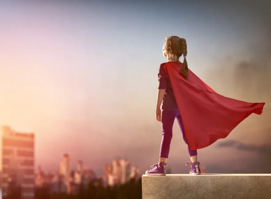 Mädchen als Superwomen verkleidet