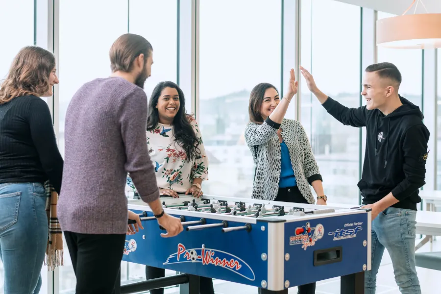 Mitarbeitende beim Tischfussball