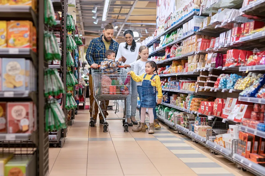 Familie beim Einkaufen