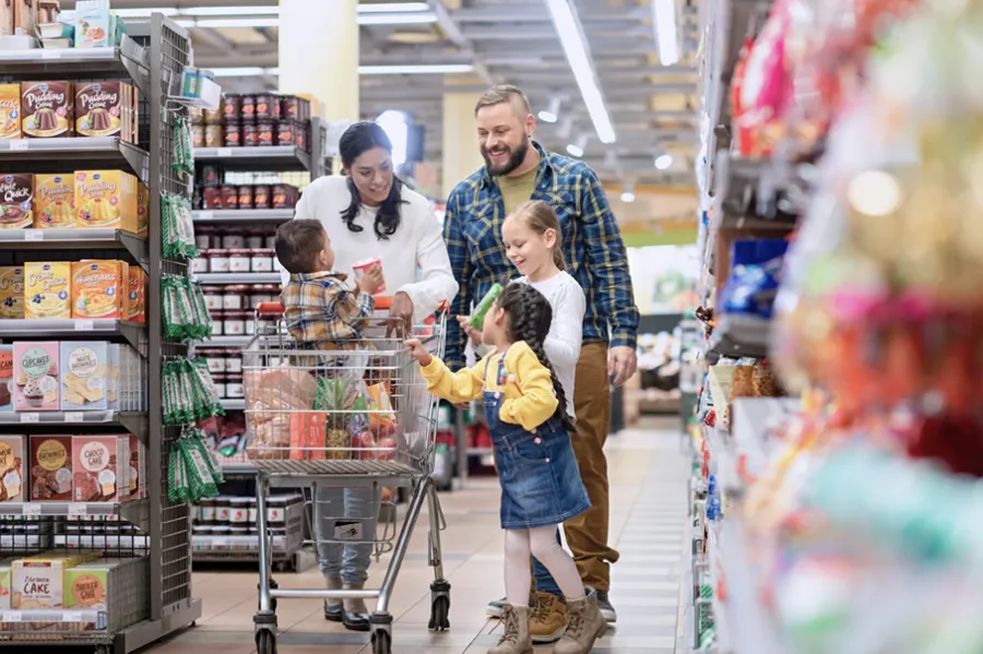 Eine Familie beim Einkaufen im Supermarkt