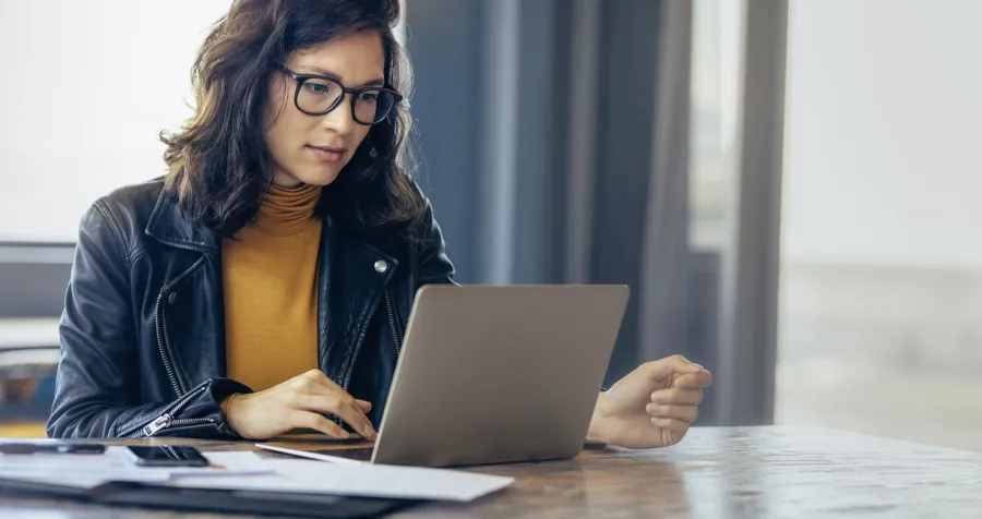 Frau an Laptop
