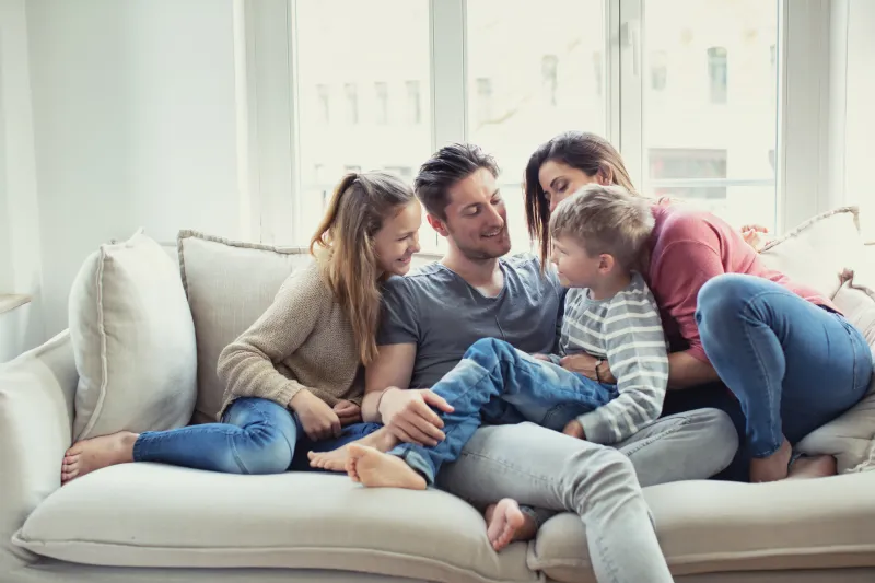 Familie sitzt auf Sofa