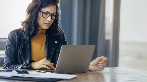 Frau an Laptop