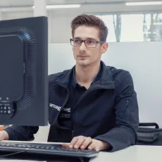 Mann hinter einem Bildschirm