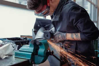 Automechaniker bei der Arbeit