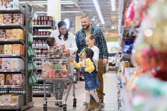 Eine Familie beim Einkaufen im Supermarkt