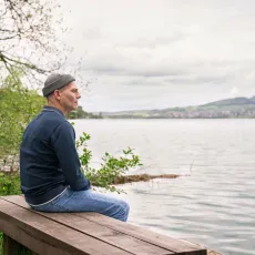 Mann sieht auf den See hinaus