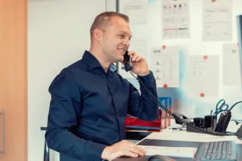 Mitarbeiter am Telefon